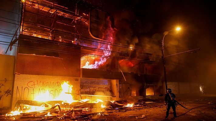 La suspensión de la subida del billete de metro no frena los disturbios en Chile y Piñera decreta el toque de queda