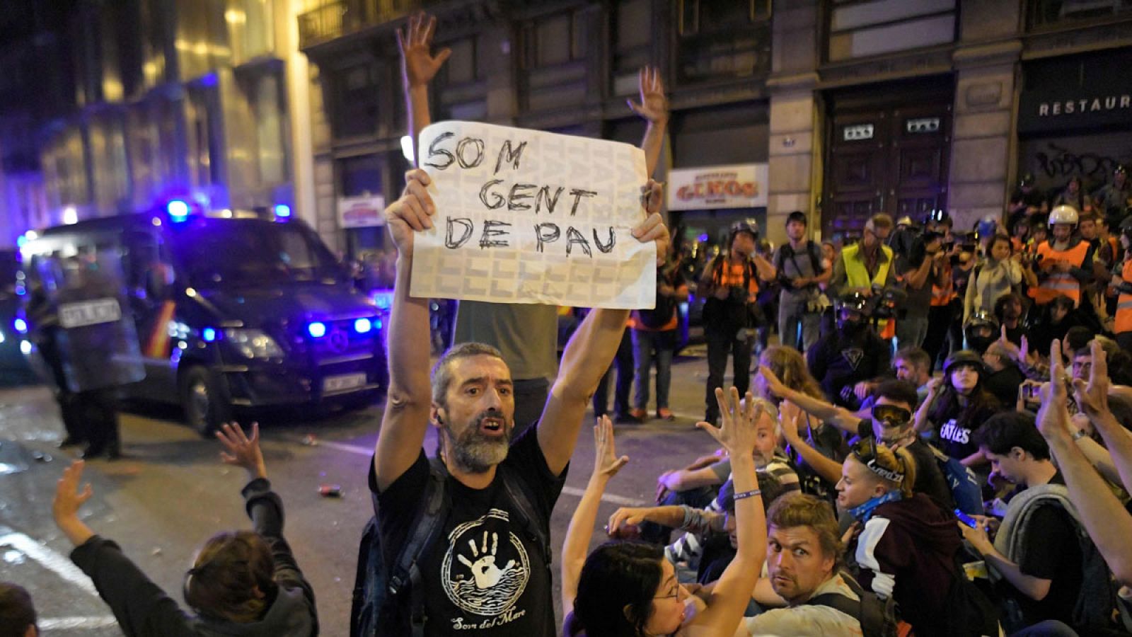 Los manifestantes pacíficos se imponen a los violentos en sexta jornada de protestas en Barcelona