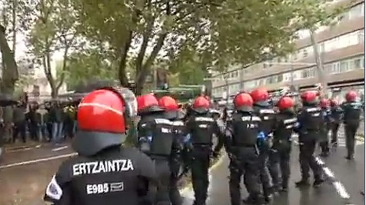Cargas policiales en el centro de Bilbao donde Vox celebra un mitin