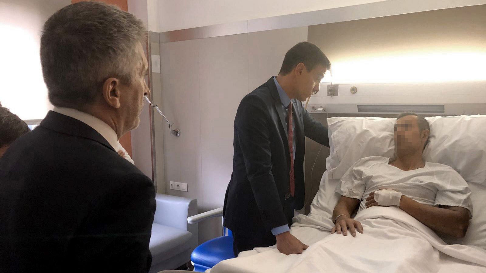 Sánchez visita la Jefatura de Policía de Barcelona y a los agentes heridos en los disturbios de la semana pasada