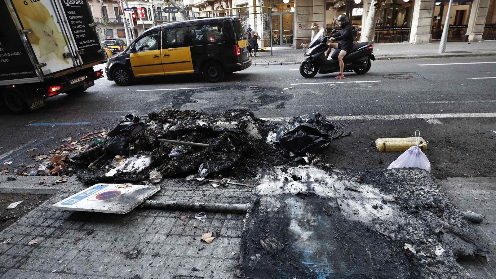 Los disturbios en Barcelona han provocado daños en el mobiliario urbano por valor de más de dos millones y medio de euros
