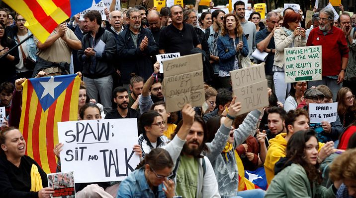 Telediario 1 - Protesta pacífica frente a la Delegación de Gobierno en Barcelona por la visita de Sánchez