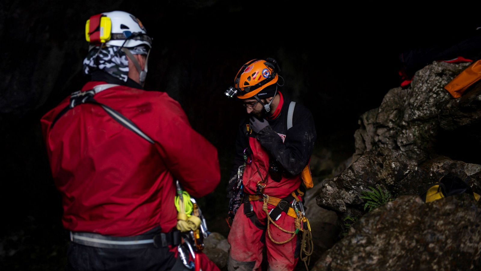 Las inundaciones dificultan el rescate de los cuatro espeleólogos portugueses atrapados en una cueva de Cantabria