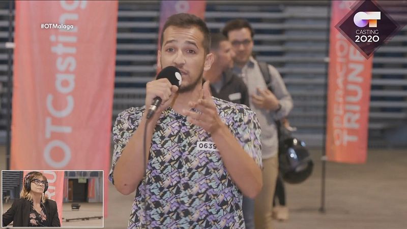 Un aspirante interpreta 'El rock de la cárcel' en la fase 1 del casting de OT 2020 en Málaga