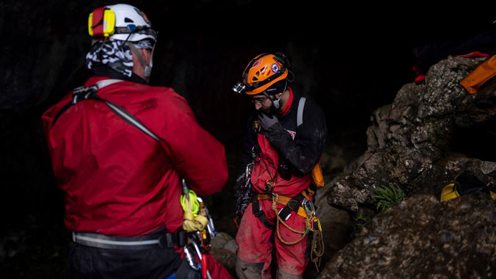 Llegan al exterior los cuatro espeleólogos portugueses a los que se buscaba en la cueva cántabra de Cueto-Coventosa