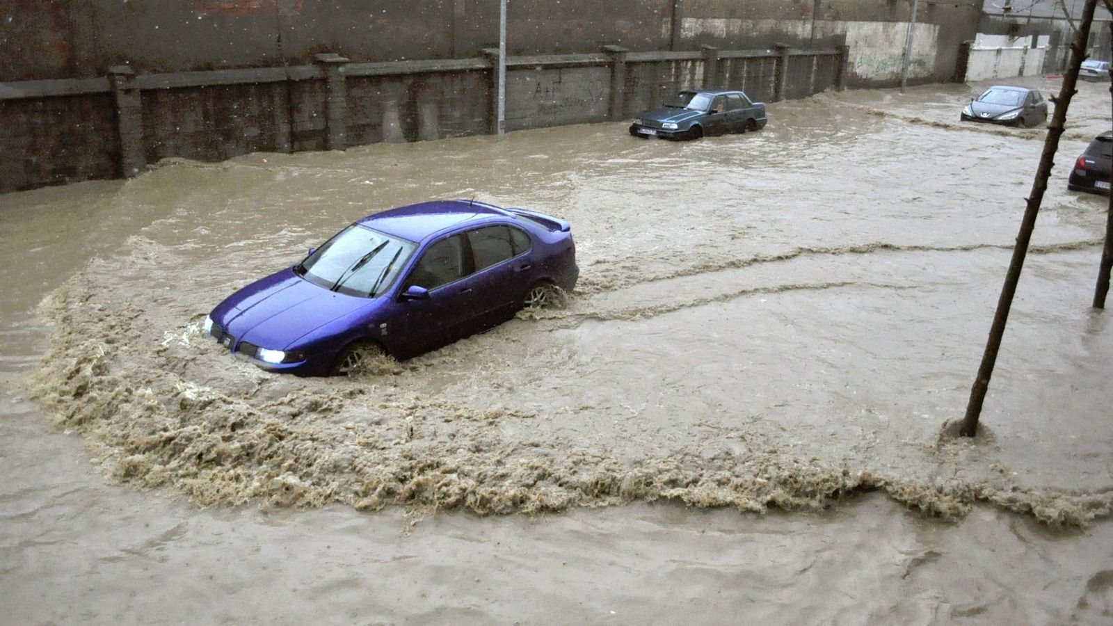 Siempre que hay un temporal, los bomberos insisten en dar recomendaciones porque siempre se cometen imprudencias, especialmente al volante. Si nos quedamos atrapados dentro del coche en una riada, hay que abandonar el vehículo cuanto antes. Desabroch
