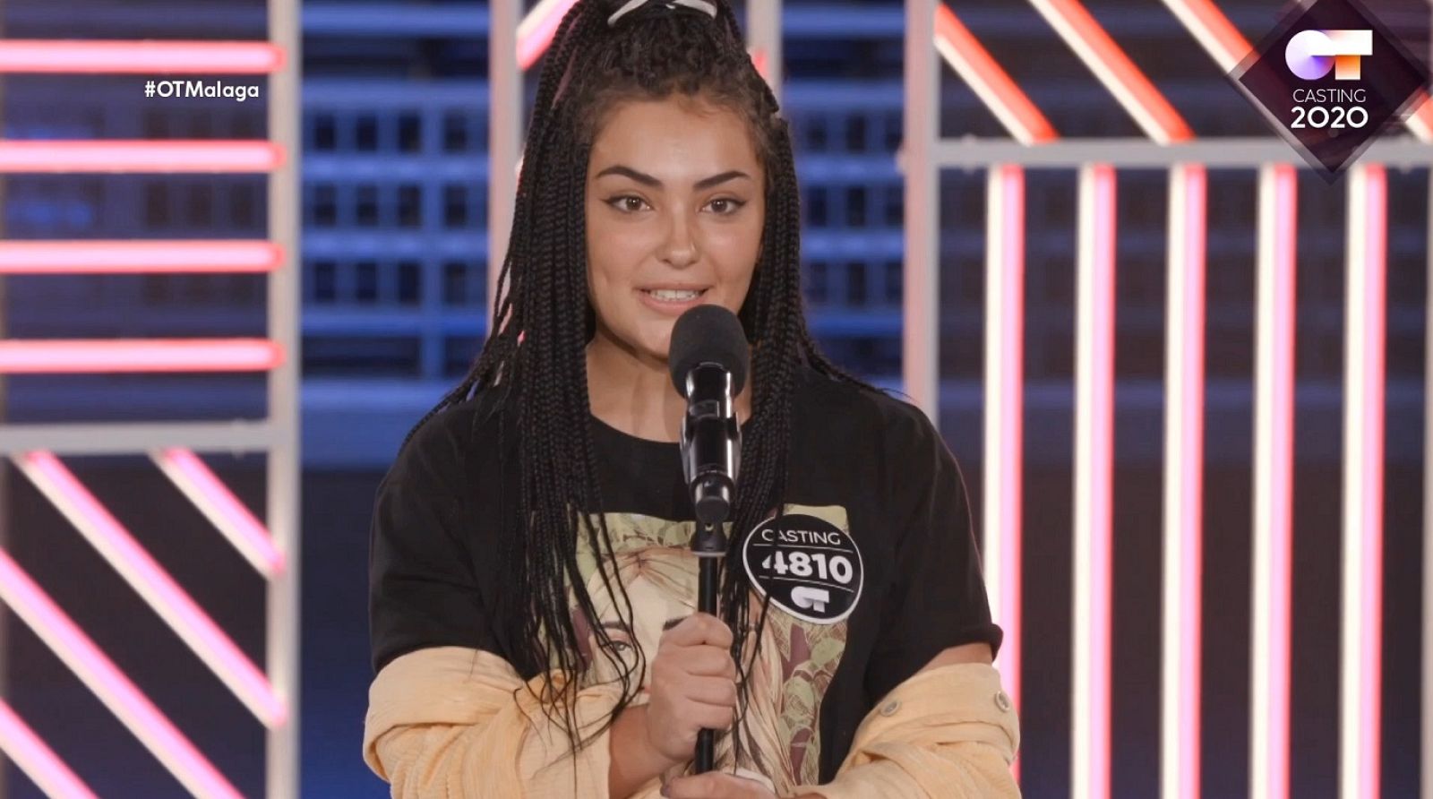 Violeta, a pesar de su timidez, se presenta a la Fase 2 del casting de OT 2020 en Málaga y además cuenta que su familia canta zarzuela. Noemí se lo pide, pero ella al final no quiere.