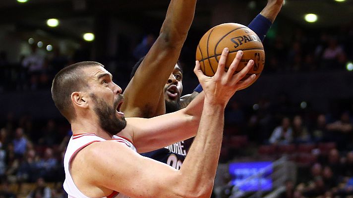 Los jugadores de los Raptors reciben el anillo antes de su exitoso debut de temporada