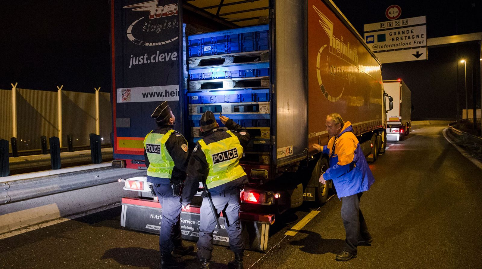 La policía británica halla 39 cadáveres dentro de un camión procedente de Bulgaria