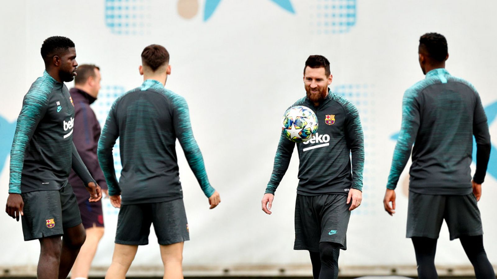 El mítico jugador checoslovaco le pide al Barça y a Valverde que exhiban su estilo 'tiki-taka' en el duelo de Champions que enfrenta a los culés con el Slavia de Praga.