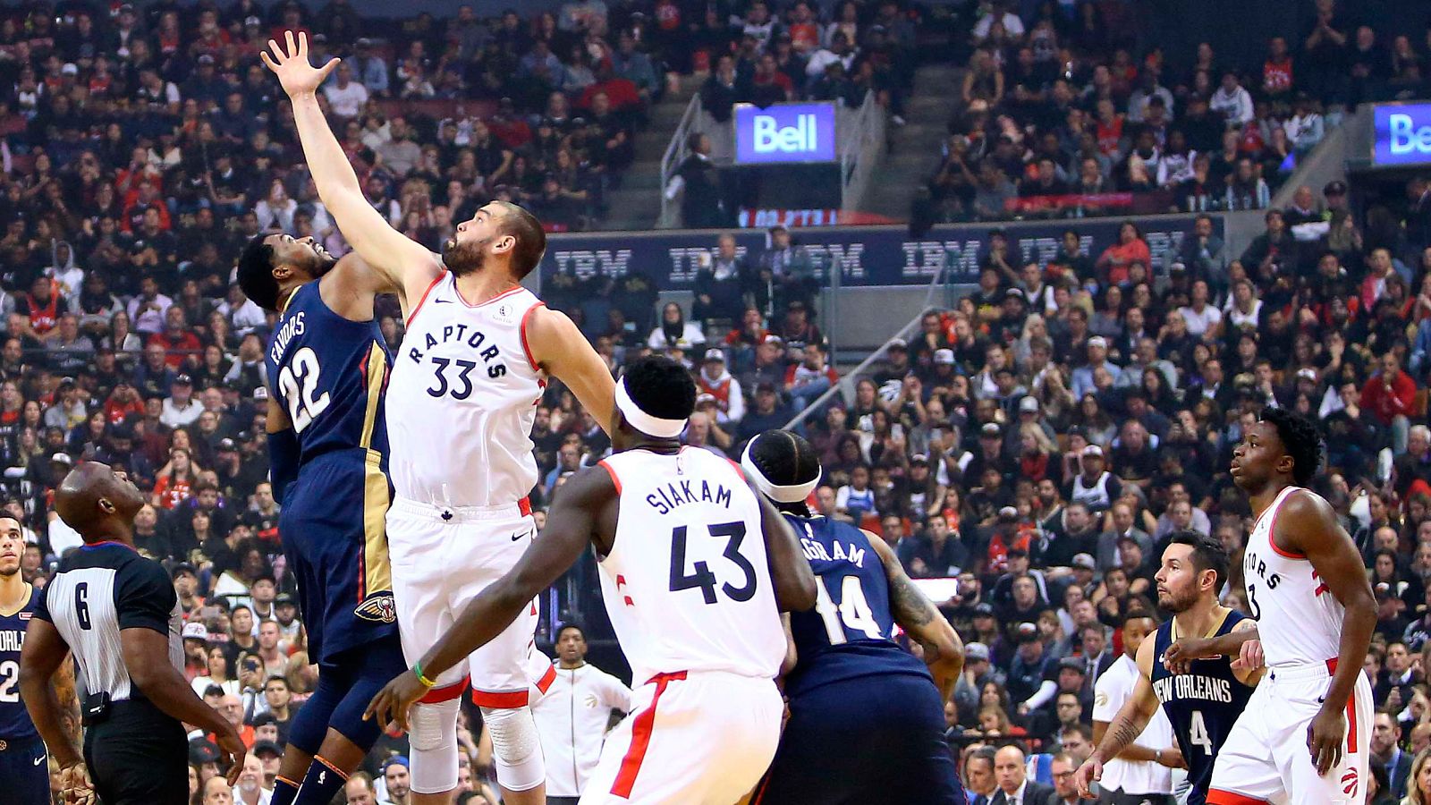 Los Raptors recogen el anillo de campeones y sufren para imponerse a Pelicans