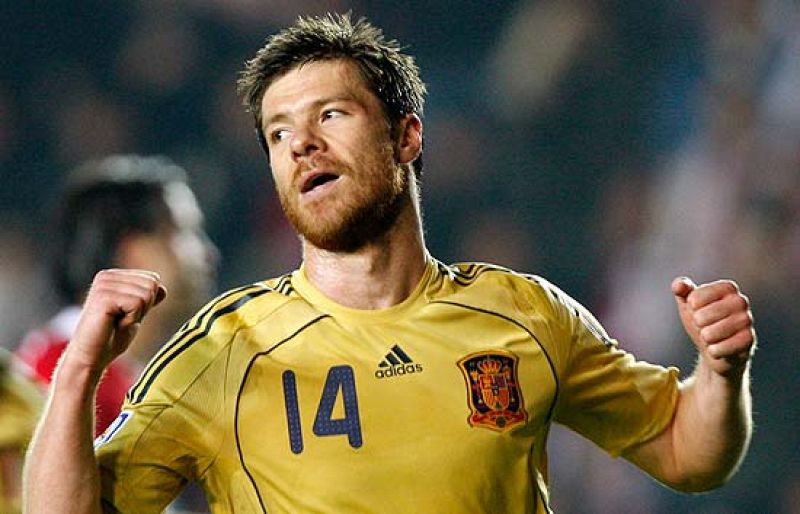 Primer entrenamiento de Cristiano Ronaldo y Benzema como jugadores del Real Madrid. El director deportivo blanco, Miguel Pardeza ve difícil el fichaje del mediocentro del Liverpool Xabi Alonso.