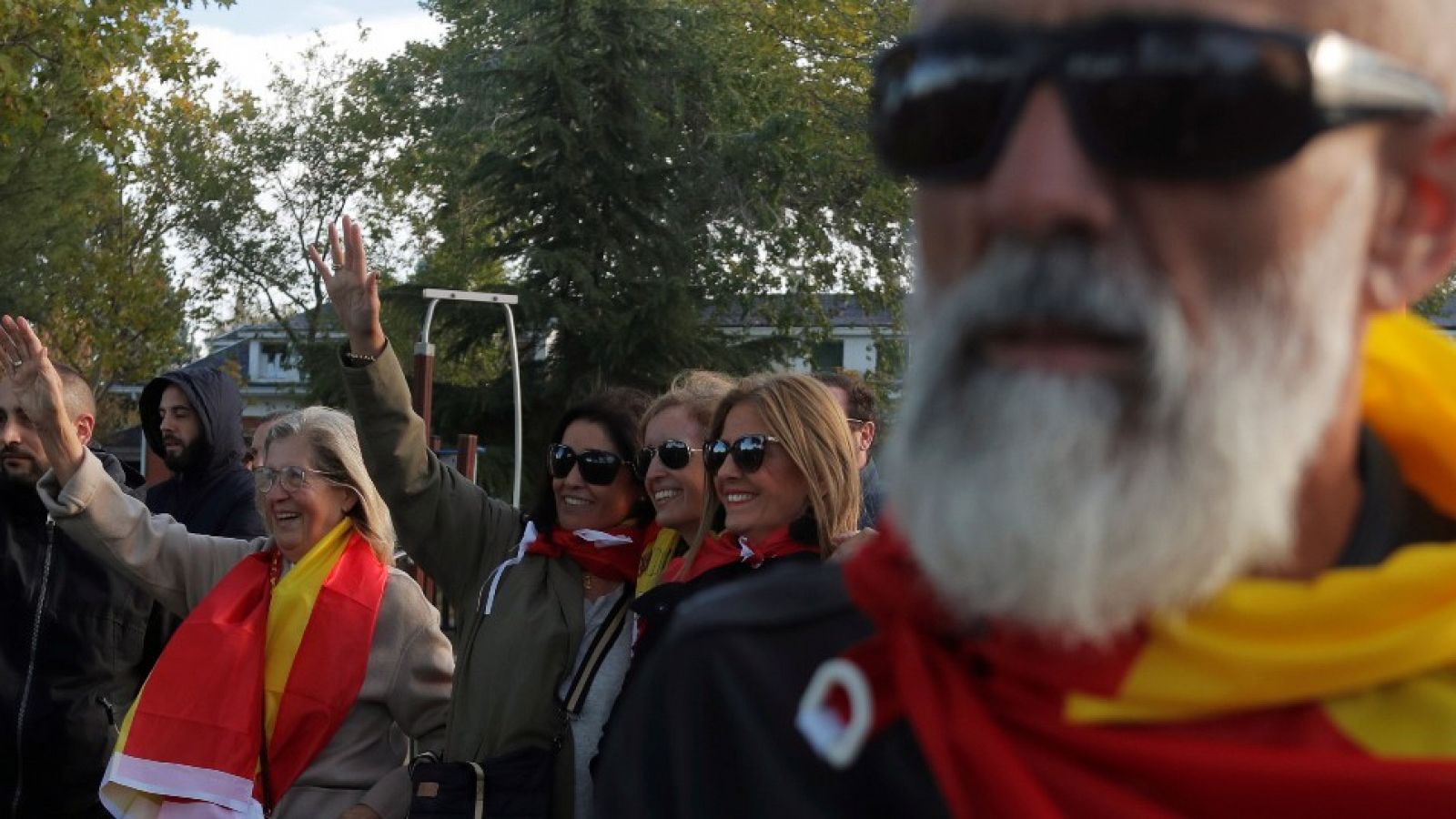 Exhumación de Franco: Un centenar de franquistas se concentran cerca del cementerio de El Pardo-Mingorrubio