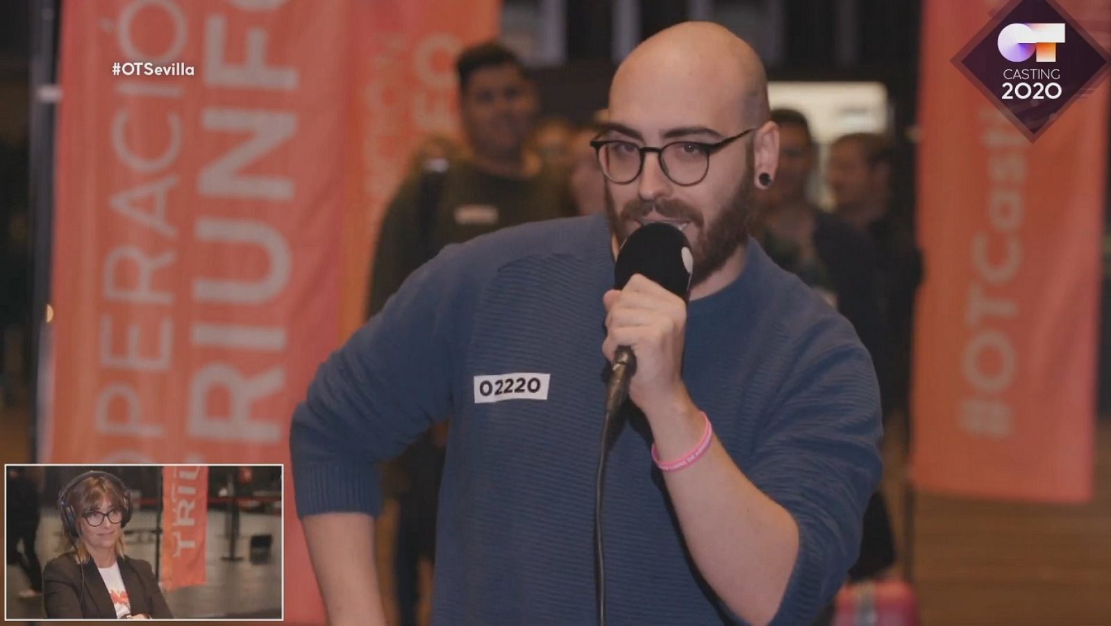 Chico con barba aantando Aladdin. No le pega nada la canción, pero parece que Noemí se lo pasa bien