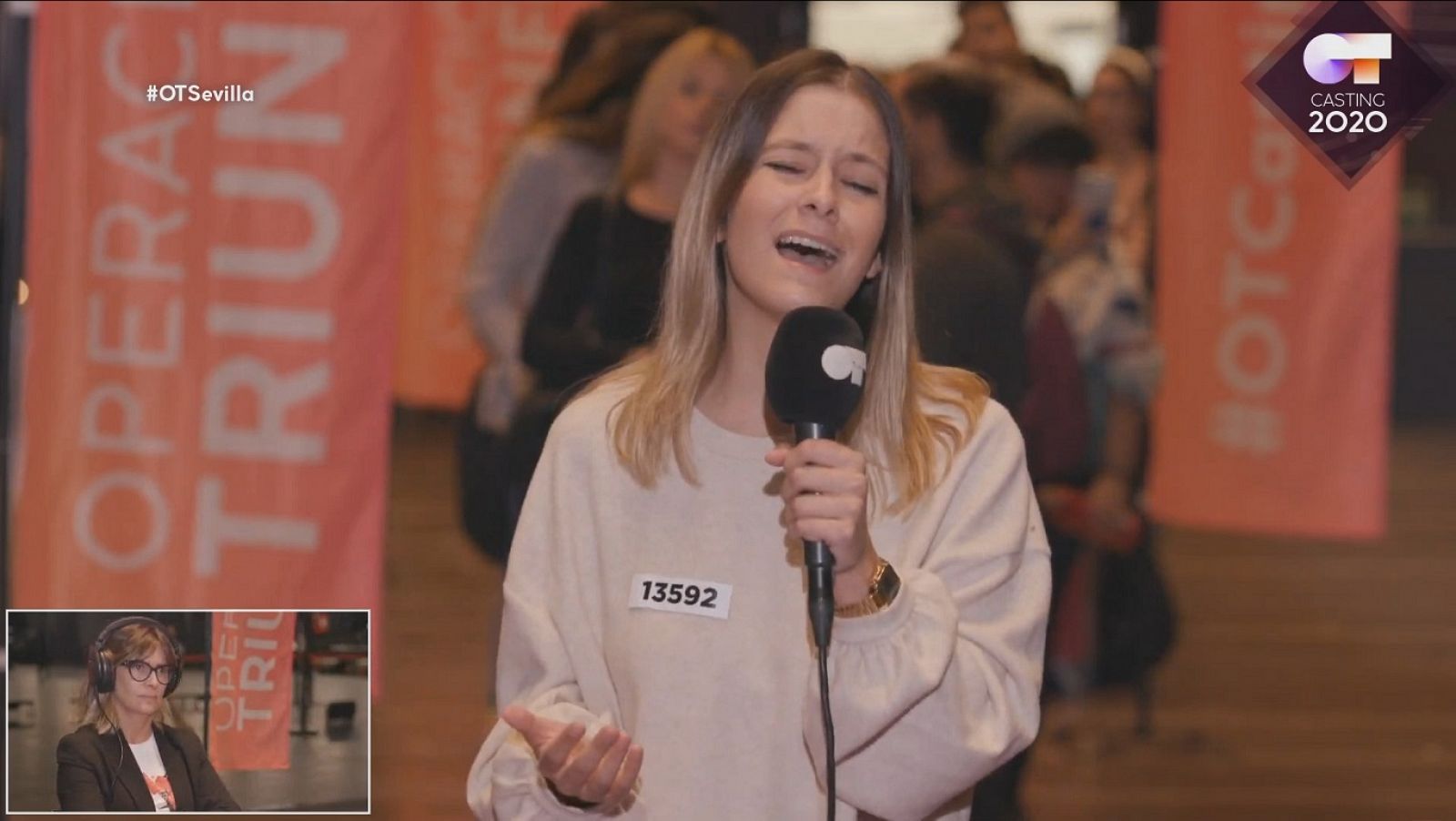 Primera pegatina de Noemí de esta chica, que ha cantado "Te espero aquí" de Pablo López en la Fase 1 del casting OT 2020 en Sevilla a una chica
