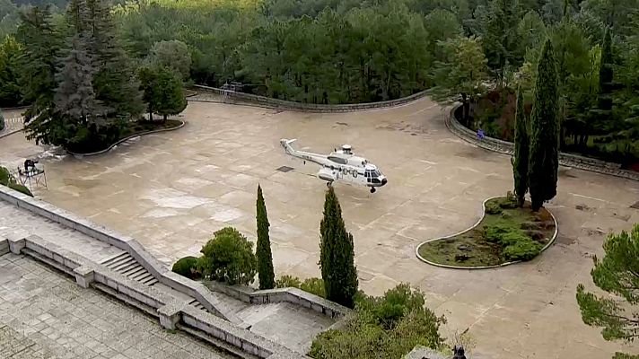 El helicóptero que trasladará el cuerpo de Franco aterriza en el Valle