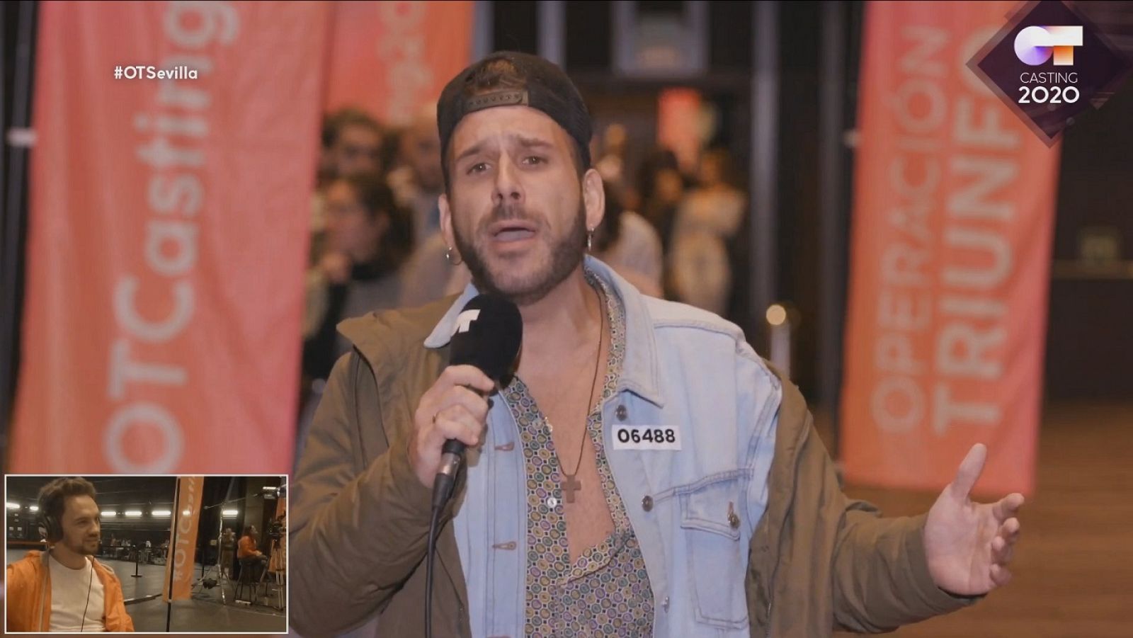 Un chico canta una canción flamenca vestido con una chaqueta tejana muy grande y con una gorra