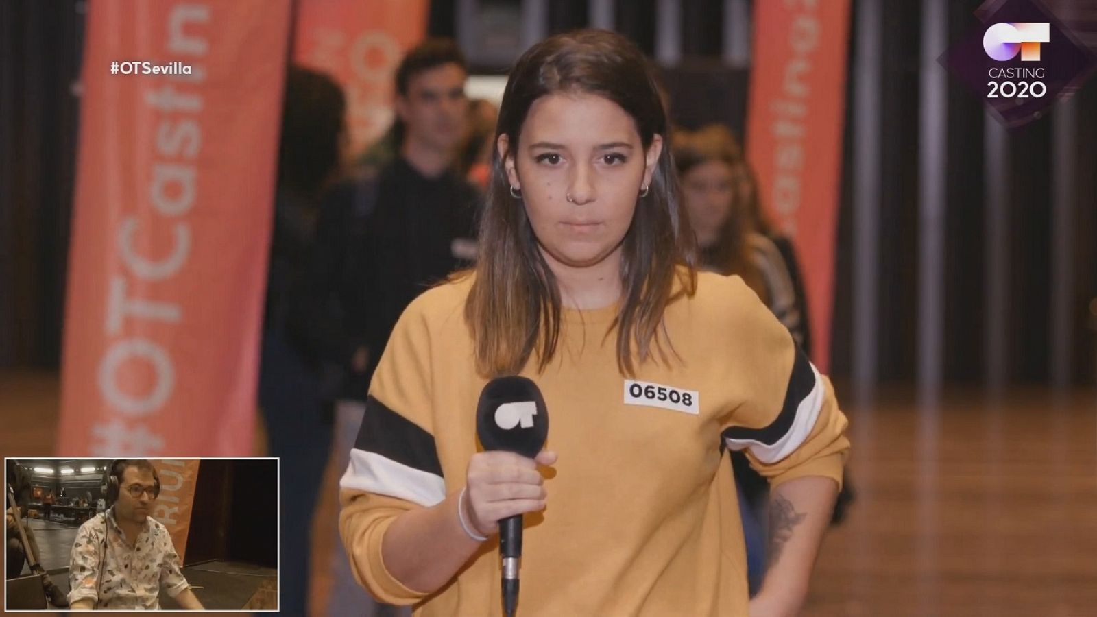 Una chica recibe la tercera pegatina en la Fase 1 del casting OT 2020 en Sevilla