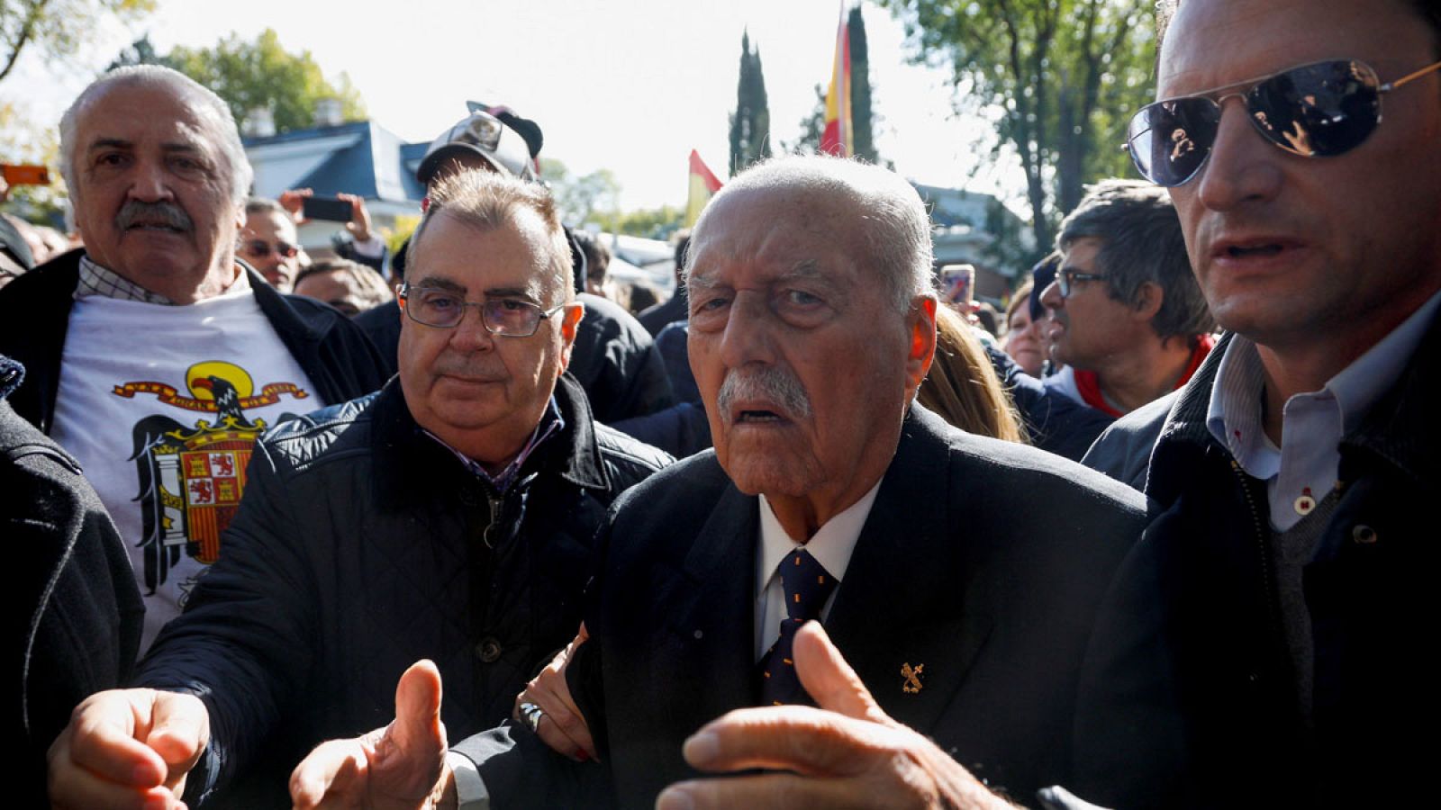 Exhumación de Franco: Tejero llega al cementerio de Mingorrubio entre momentos de tensión - Los desayunos | Ver