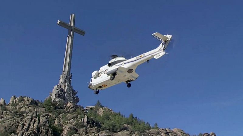Los restos de Franco son trasladados en helicptero al cementerio de Mingorrubio