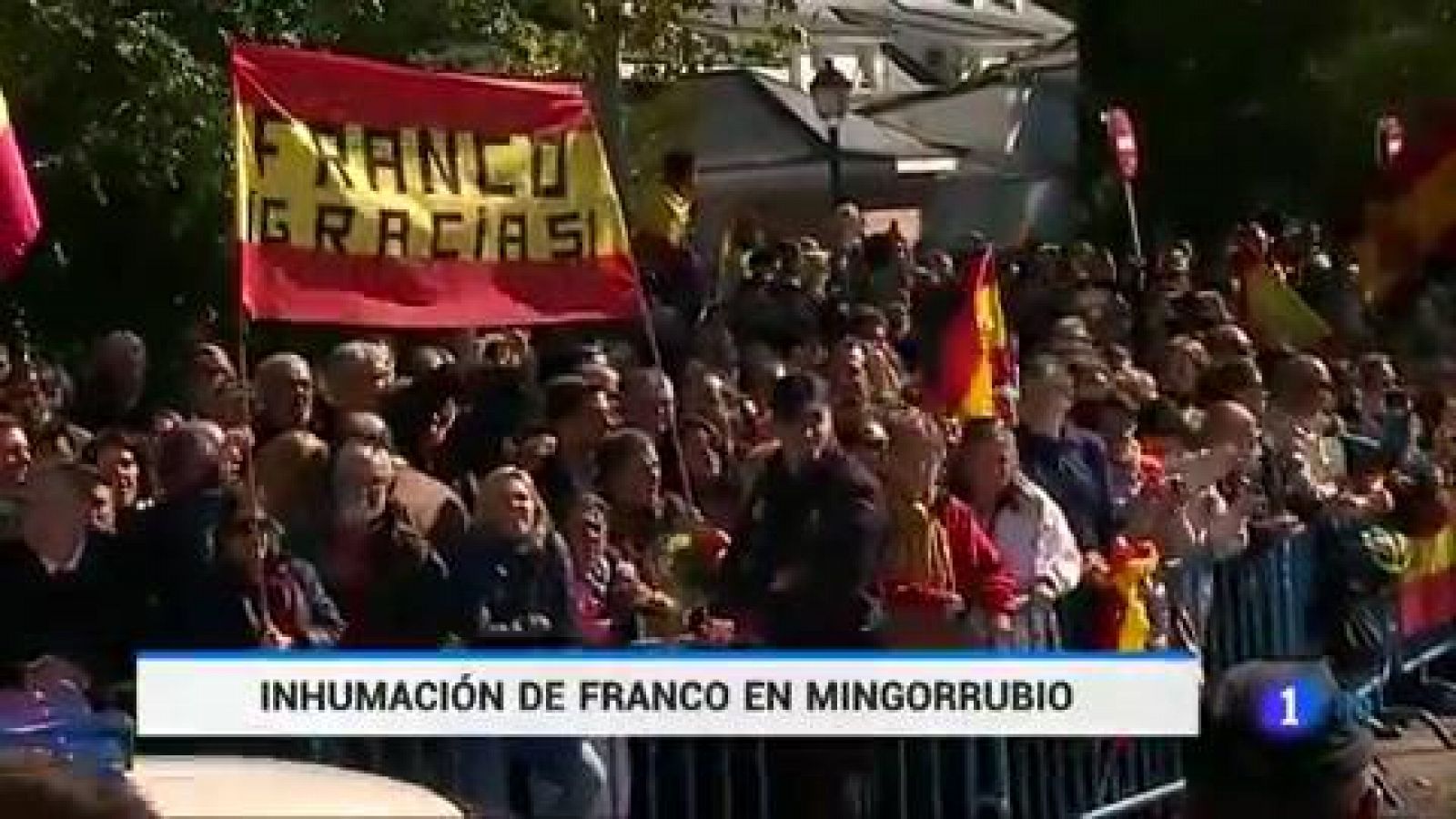 Exhumación de Franco:  Cientos de franquistas despiden a Franco entre 'vivas' al dictador e insultos a Sánchez