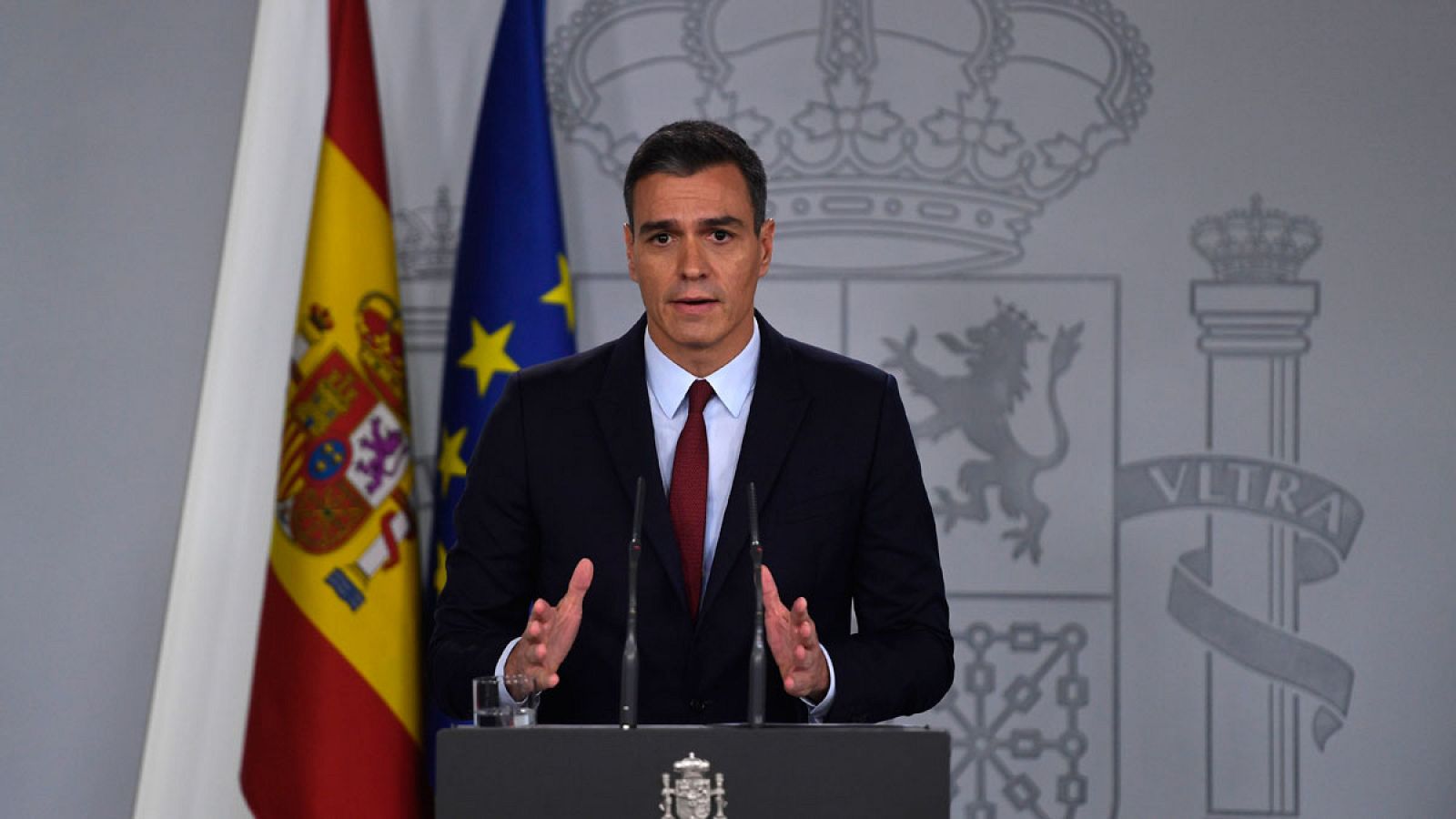 El presidente del Gobierno en funciones, Pedro Sánchez, ha comparecido en Moncloa tras dar por concluídas las tareas de exhumación de Franco. Sánchez ha explicado que termina "un proceso que ha contado con el respaldo de los tres poderes legislativos