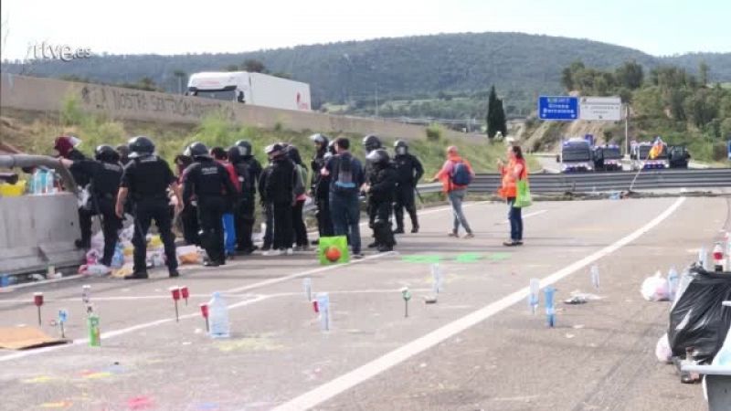 Moment del desallotjament de la Brimo a la Jonquera