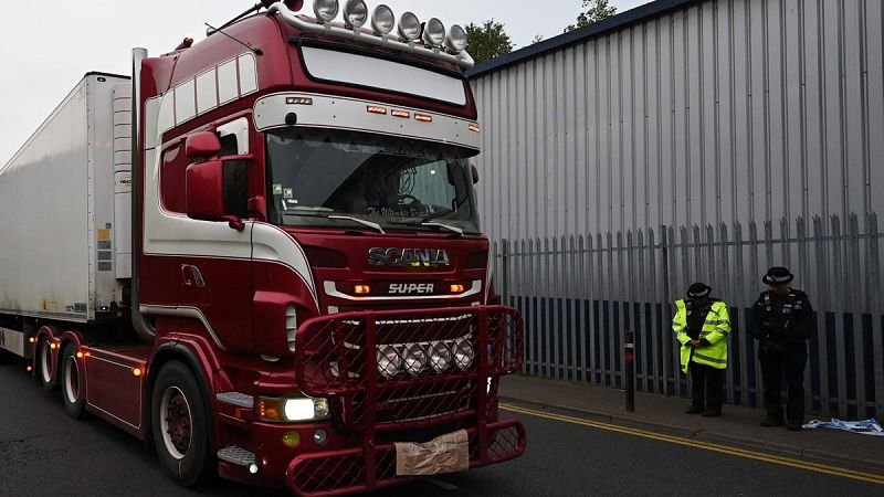 Las 39 personas halladas sin vida dentro de un camión frigorífico en un polígono industrial de la localidad de Grays, en Essex (este de Inglaterra), son de nacionalidad china. La Policía ha detenido al conductor del vehículo, un hombre de 25 años, pr