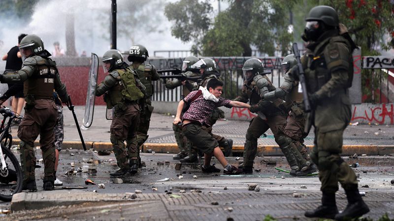 A punto de cumplir una semana de protestas en Chile, el número de detenidos asciende a 2.500 personas... Han sido días de Estado de Emergencia y noches de toque de queda con más de 200 heridos. Colectivos como Amnistía Internacional han denunciado la