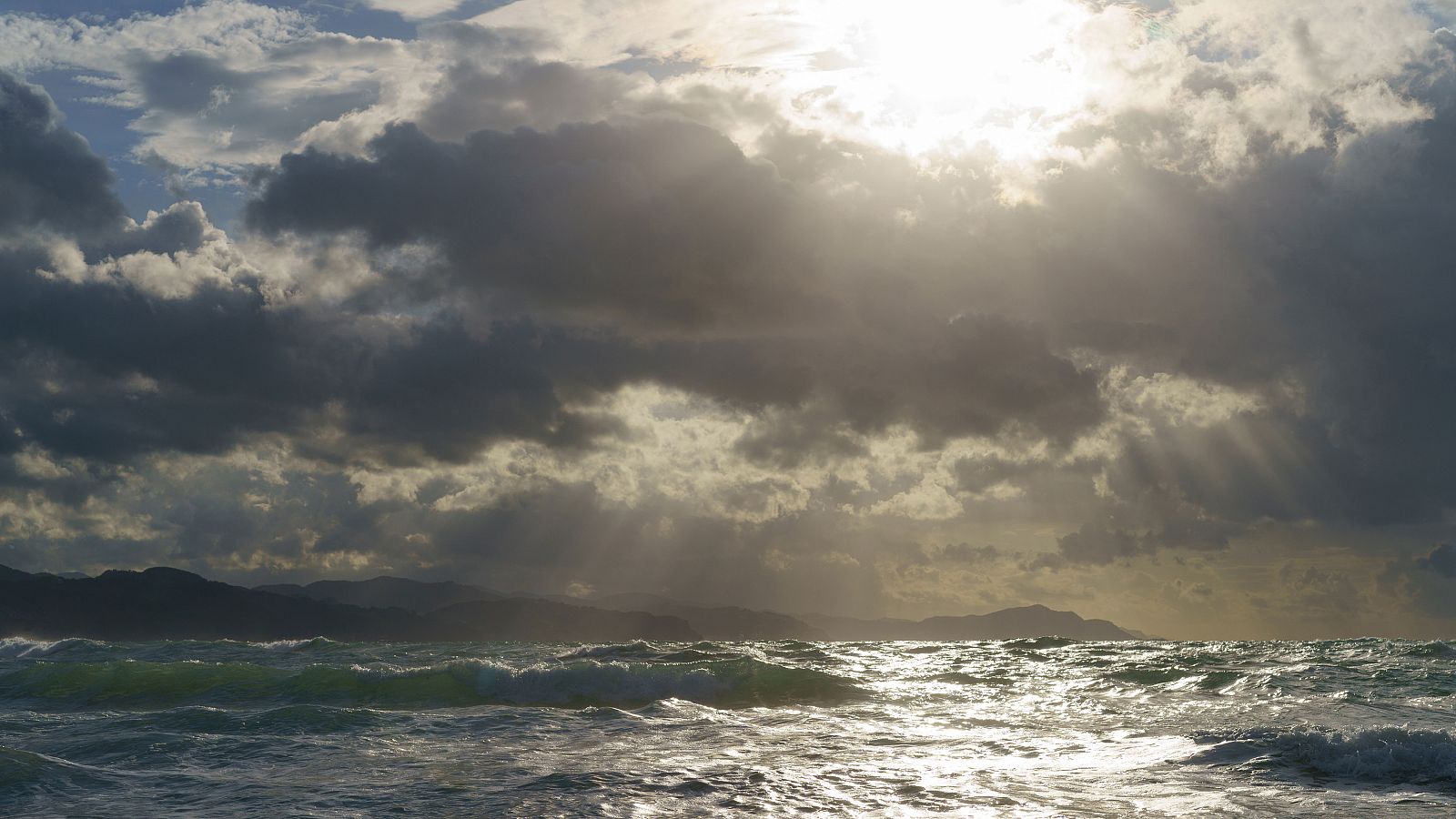 Intervalos de viento fuerte al principio en el Cantábrico oriental, Estrecho y mar de Alborán - ver ahora