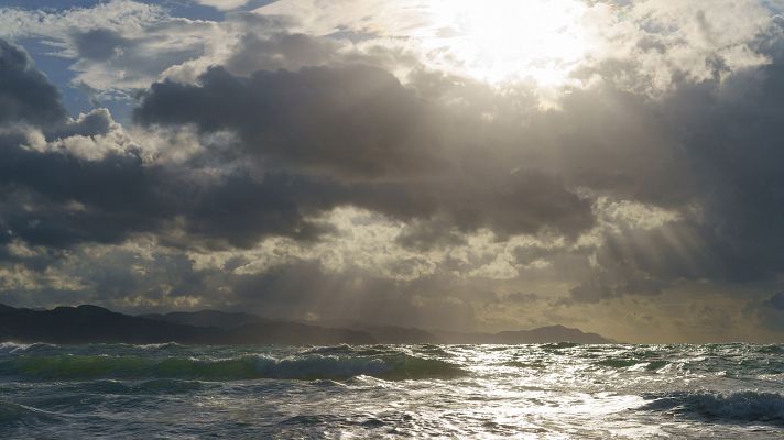 El tiempo - Intervalos de viento fuerte al principio en el Cantábrico oriental, Estrecho y mar de Alborán