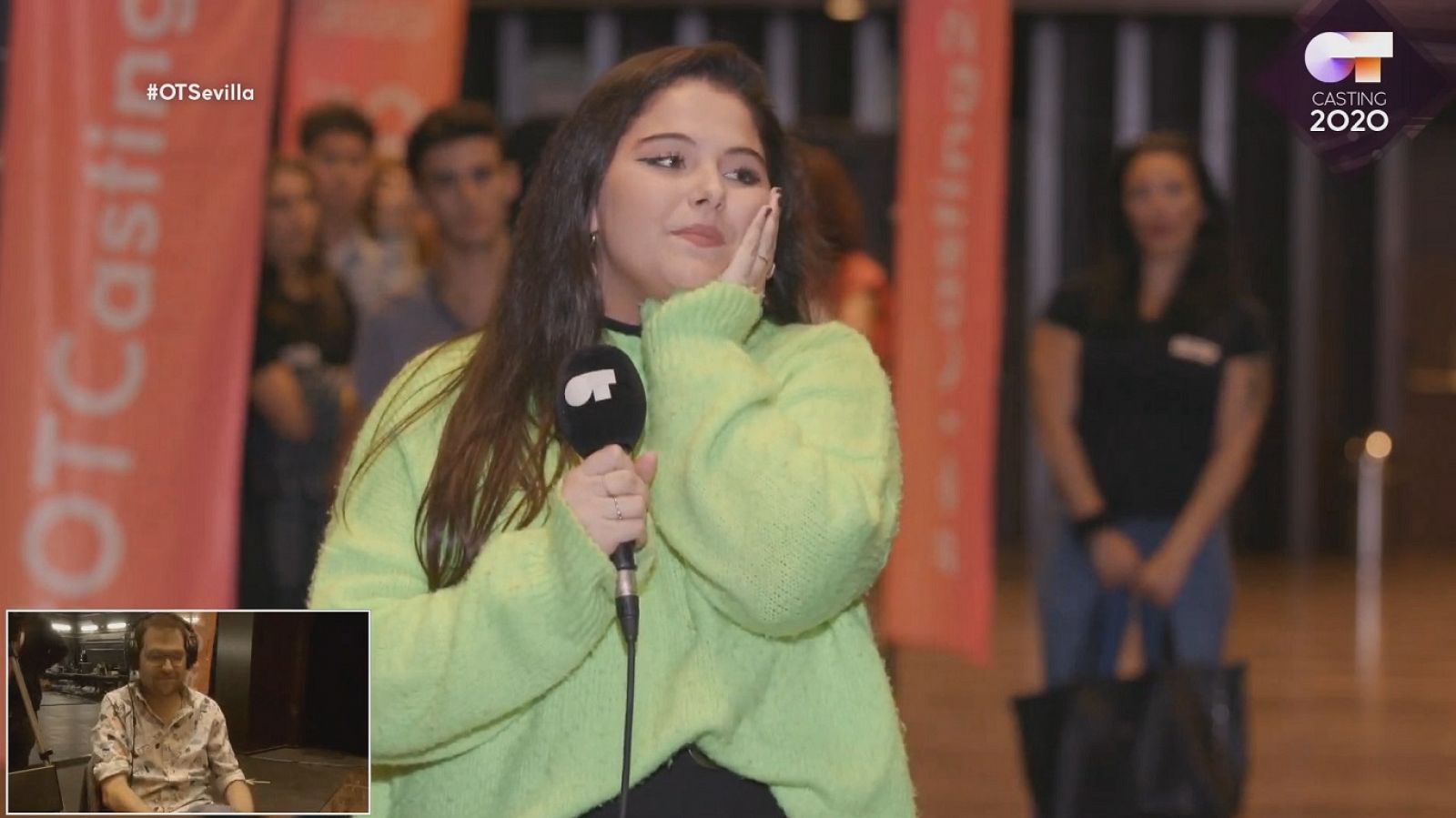 Una chica llora cuando le ponen la pegatina en la Fase 1 del casting OT 2020 en Sevilla