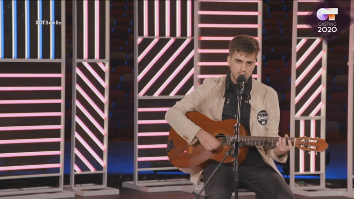  - Christian toca en la calle