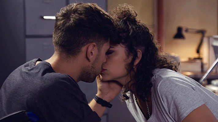 Mercado Central - Carla y Samu se besan