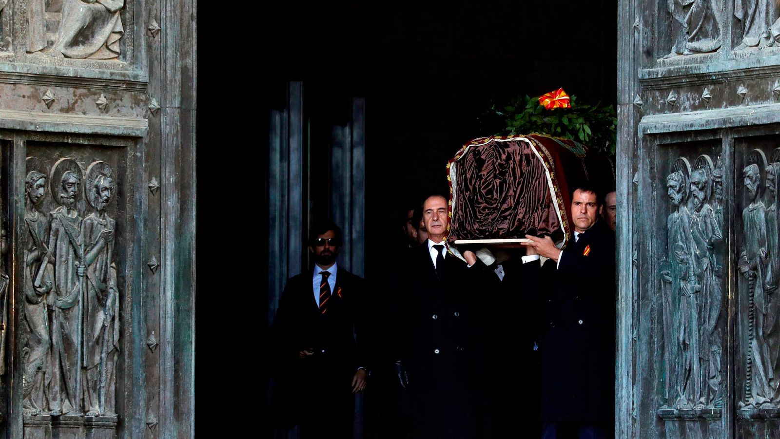 El Gobierno rechaza las críticas de la oposición a la exhumación de Franco