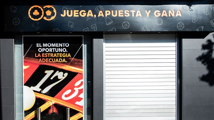 Padres se movilizan contra un local de apuestas junto a un instituto