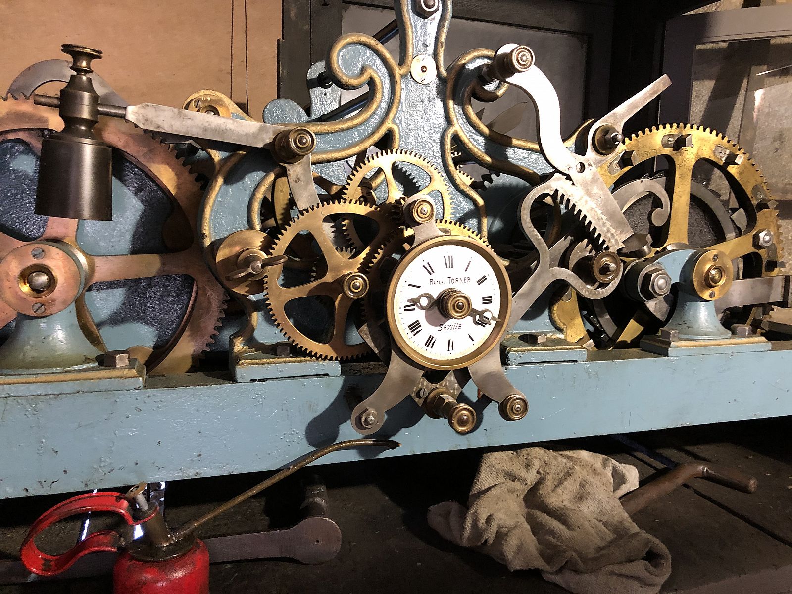 Cambiando la hora con el relojero monumental - España Directo | Ver