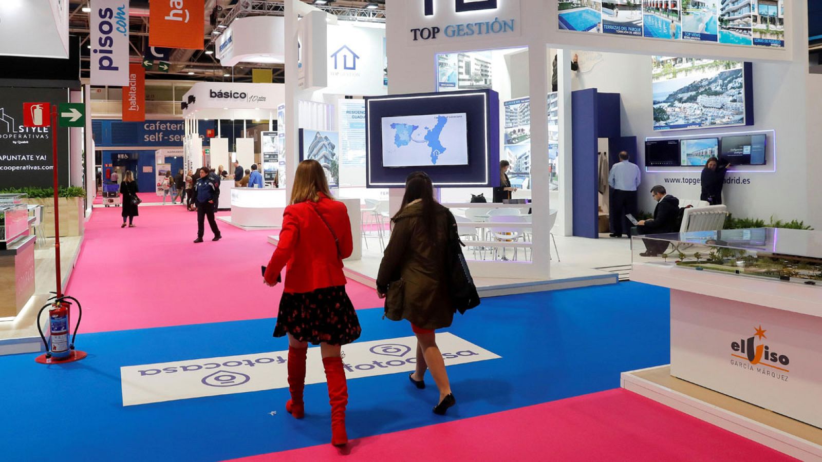 La venta de pisos se está frenando en los últimos meses en toda España. Desde este viernes, profesionales del sector intentan reactivar las compras en el Salón Inmobiliario de Madrid. Un escaparate para quien busca vivienda, con mucha presencia este