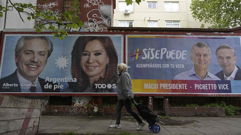 A pocas horas de las elecciones del domingo, Argentina vive ya la primera de sus dos jornadas de reflexión. Acechado por la crisis económica que vive el país, el presidente Mauricio Macri busca recortar los 16 puntos de ventaja que marcó su rival, el