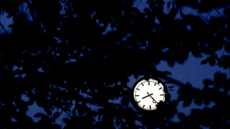 Los relojes vuelven el domingo 27 de octubre de madrugada a retrasarse en España (a las 03:00 h volverán a marcar las 02:00 h).