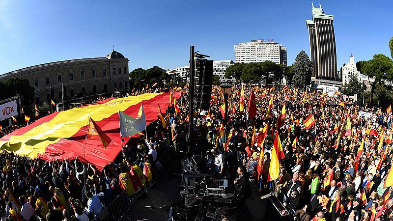 Vox despliega una bandera de 50 metros y concentra a miles de personas en Madrid por la unidad de España