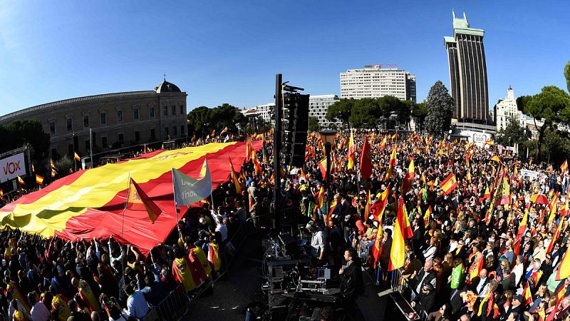 Vox llena la plaza de Colón contra el separatimo y despliega una bandera de España de mil metros cuadrados