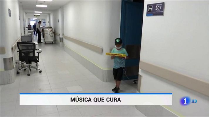 Telediario 1 - La Orquesta Filarmónica de Bogotá enseña música a niños enfermos