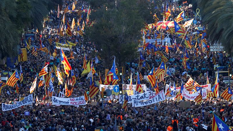 Partidos y entidades soberanistas se manifiestan este sábado en Barcelona para expresar de nuevo su rechazo a la sentencia del 1-O del Tribunal Supremo en una marcha convocada por la ANC y Òmnium Cultural que busca ser la movilización más "masiva y t