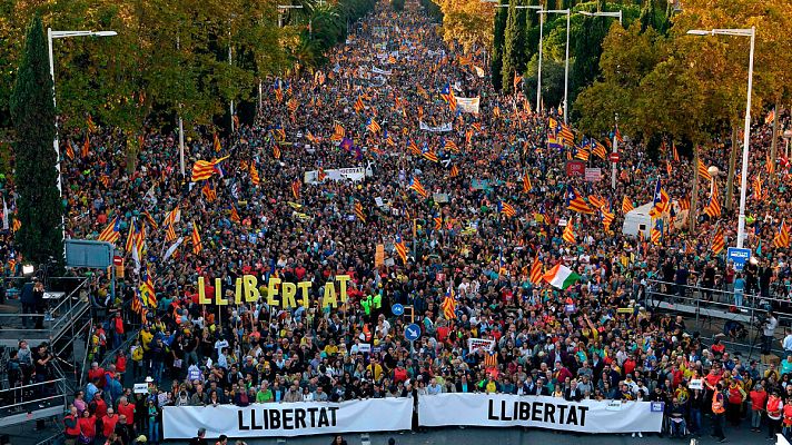 Telediario 1 - Multitudinaria manifestación en Barcelona por la "libertad" y el "derecho de autodeterminación"