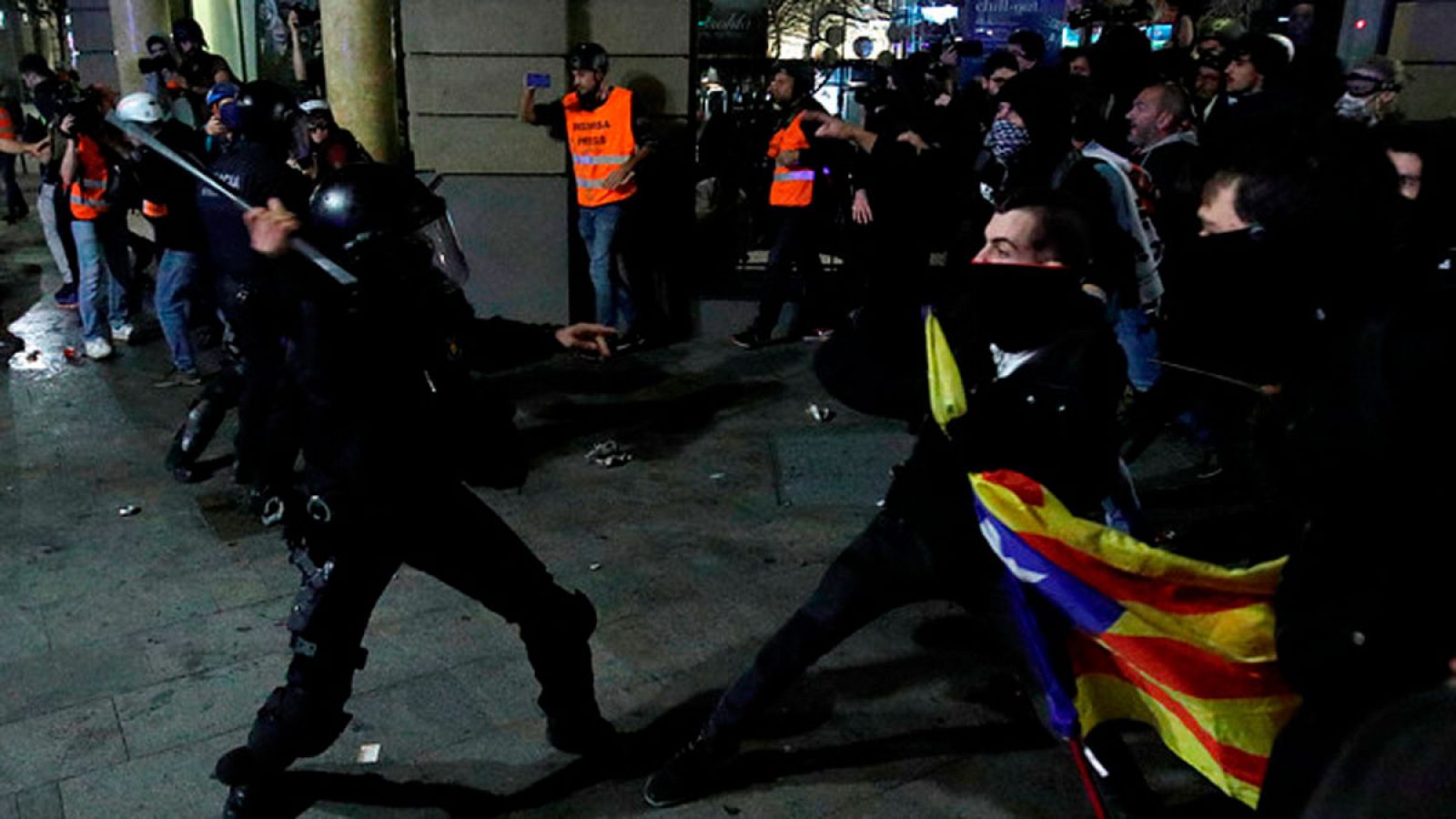 Telediario 1: Los Mossos cargan contra los manifestantes concentrados ante la Jefatura de Policía de Barcelona | RTVE Play