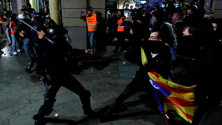 Los Mossos cargan contra los manifestantes concentrados ante la Jefatura de Policía de Barcelona