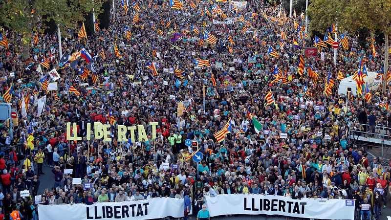 Decenas de miles de personas- 350.000, según la Guardia Urbana- se han vuelto a manifestar este sábado en Barcelona para protestar contra la sentencia del 'procés' dictada por el Tribunal Supremo, exigir la "libertad de los presos políticos" y para r