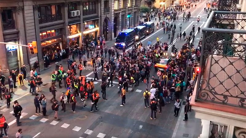 Los autodenominados Comités de Defensa de la República (CDR) han convocado delante de la Jefatura de la Policia Nacional, en Via Laietana, una convocatoria para "devolverles las pelotas" de goma a la Policía.  En la Plaza Urquinaona, escenario de alg