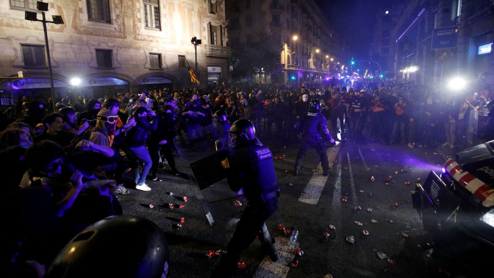 Con cargas y avanzando con los furgones, los agentes han empujado a los manifestantes hacia la Plaza Urquinaona, dejando Via Laietana, prácticamente vacía. Tras la marcha multitudinaria y pacífica de la tarde, un grupo de manifestantes convocados por